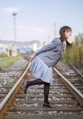 孕妇被高空抛下玻璃瓶砸断脚趾