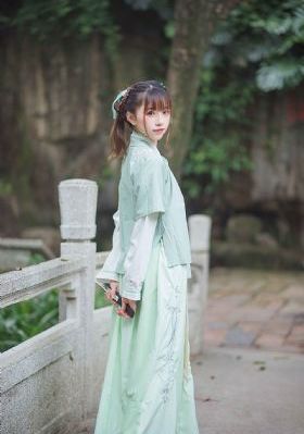 两个领导在车里吃我奶h视频