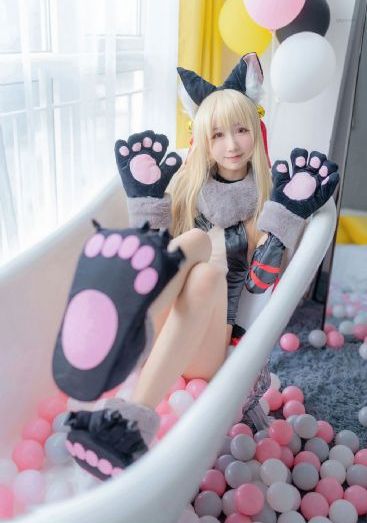 身披彩衣的姑娘
