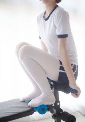 岳故意装睡让我挺进去观看在线